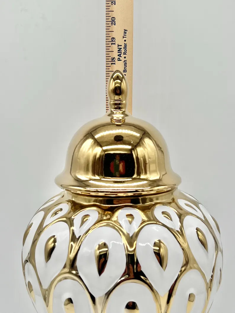 Gold and White Pattern Ginger Jar for Oshun / Tinaja dorada y blanca con patrón para Oshun