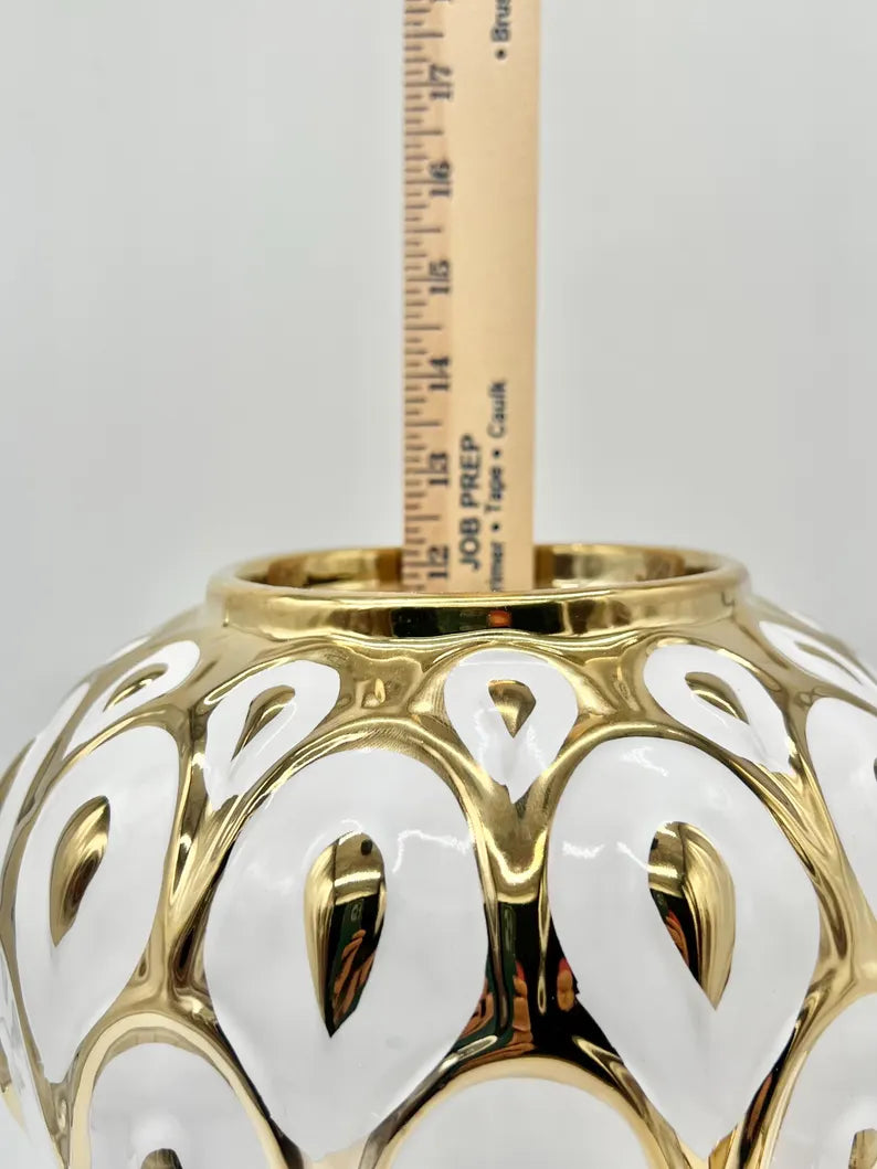 Gold and White Pattern Ginger Jar for Oshun / Tinaja dorada y blanca con patrón para Oshun
