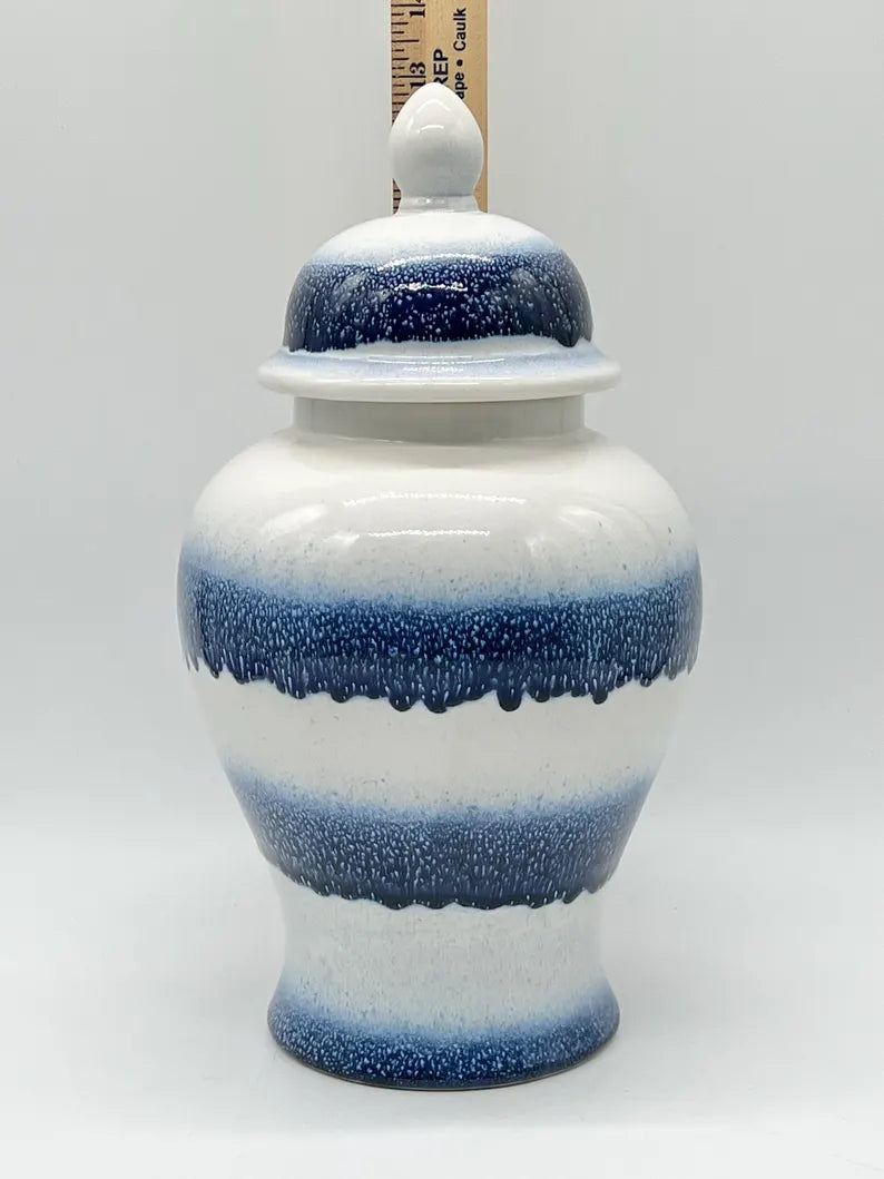 Tinaja blanca con esmalte azul para Olokun o Yemaya - White Ginger jar with blue glaze for Olokun or Yemaya